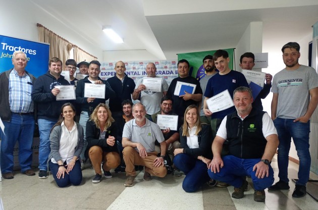 Capacitación de uso de piloto automático en maquinarias en la Chacra de Barrow Capacitación de uso de piloto automático en maquinarias en la Chacra de Barrow
