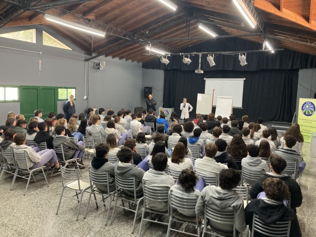 Charla sobre acoso entre pares/bullying a cargo de la Dra. Florencia Fosque Charla sobre acoso entre pares/bullying a cargo de la Dra. Florencia Fosque