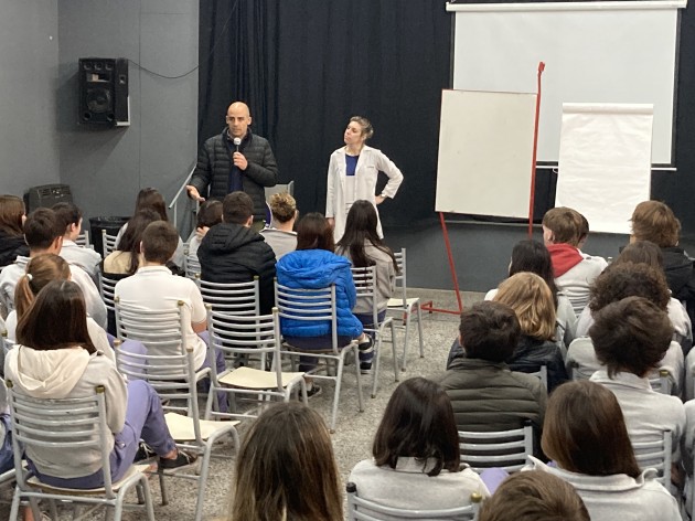 Charla sobre acoso entre pares/bullying a cargo de la Dra. Florencia Fosque Charla sobre acoso entre pares/bullying a cargo de la Dra. Florencia Fosque