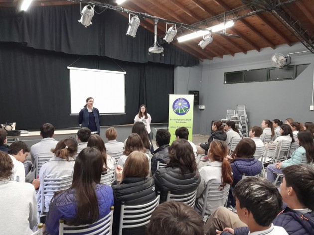 Charla sobre buenas prácticas de nutrición para alumnos de 4to año Charla sobre buenas prácticas de nutrición para alumnos de 4to año