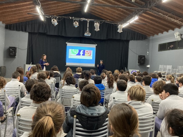 Charla sobre cuidados en redes sociales para alumnos de sexto año NP Charla sobre cuidados en redes sociales para alumnos de sexto año NP
