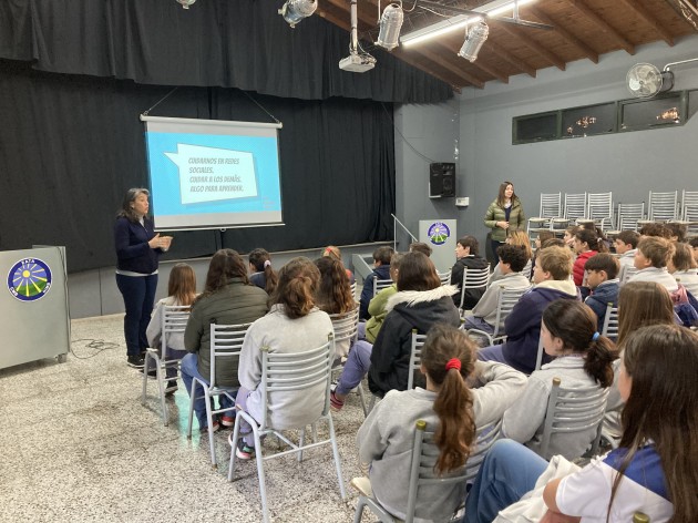 Charla sobre cuidados en redes sociales para alumnos de sexto año NP Charla sobre cuidados en redes sociales para alumnos de sexto año NP