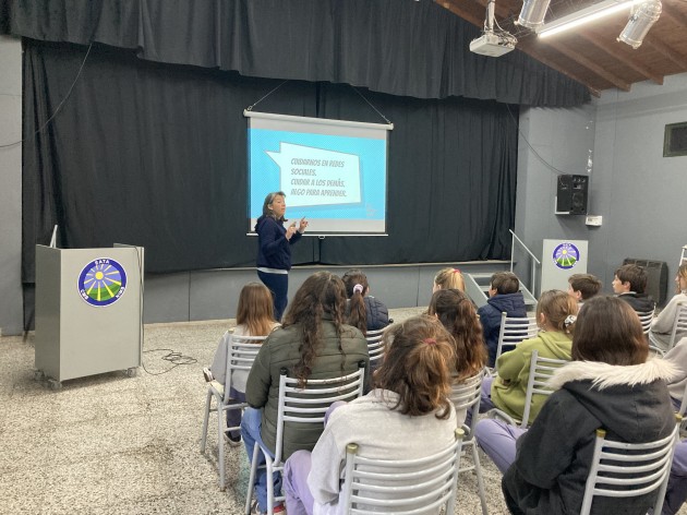Charla sobre cuidados en redes sociales para alumnos de sexto año NP Charla sobre cuidados en redes sociales para alumnos de sexto año NP