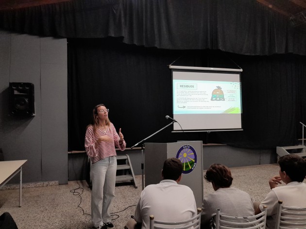 Charla sobre educación y concientización ambiental Charla sobre educación y concientización ambiental