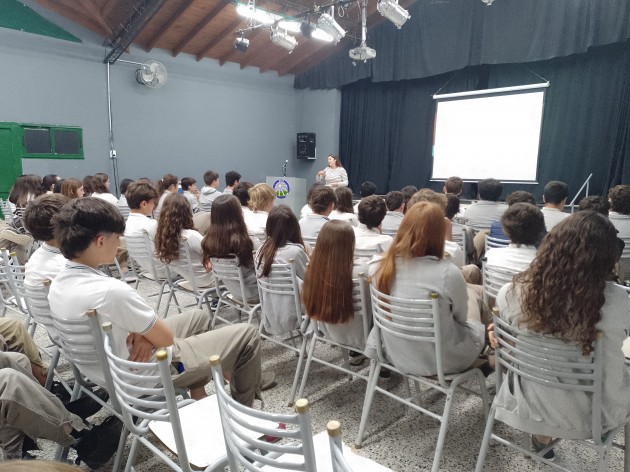 Charla sobre el trabajo de un Analista de Sistemas para alumnos de tercer año Charla sobre el trabajo de un Analista de Sistemas para alumnos de tercer año