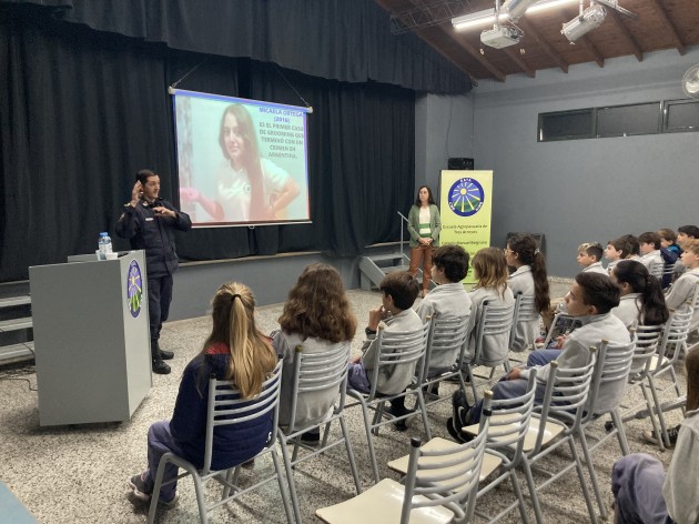 Charla sobre grooming para alumnos de primer año Charla sobre grooming para alumnos de primer año