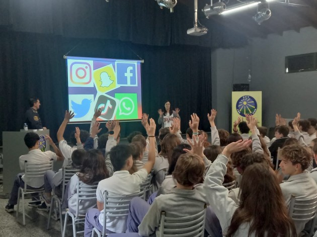 Charla sobre grooming para los alumnos de segundo año de nivel secundario Charla sobre grooming para los alumnos de segundo año de nivel secundario