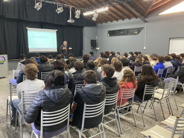 Charla sobre Seguridad Vial en la EATA para alumnos de 5to y 6to año Charla sobre Seguridad Vial en la EATA para alumnos de 5to y 6to año