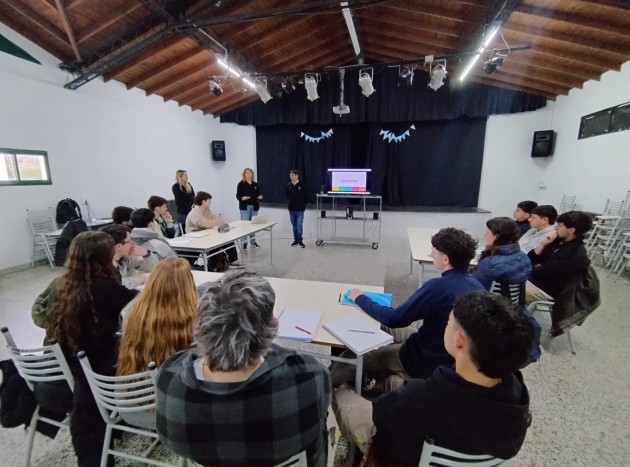  Curso de Operadores de Maquinaria Agrícola: Histórica articulación entre la EATA - CeresTolvas John Deere Tres Arroyos y el Productor Agropecuario José 