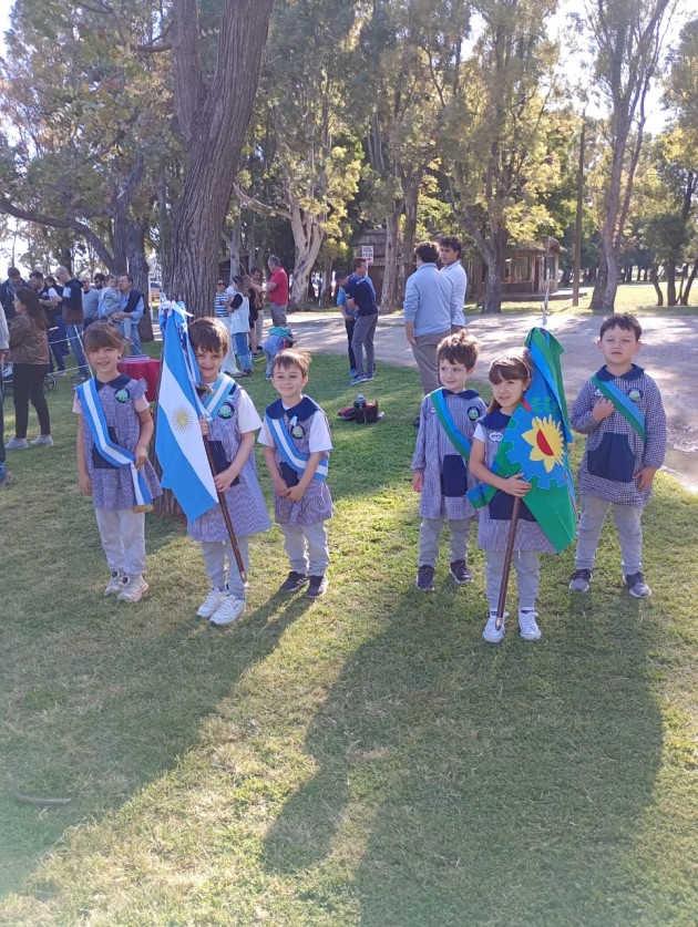 Entre pañuelos y zapateos  los más chiquitos conmemoran El Día de la Tradición