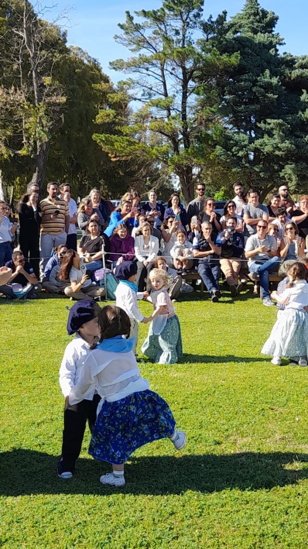 Entre pañuelos y zapateos  los más chiquitos conmemoran El Día de la Tradición