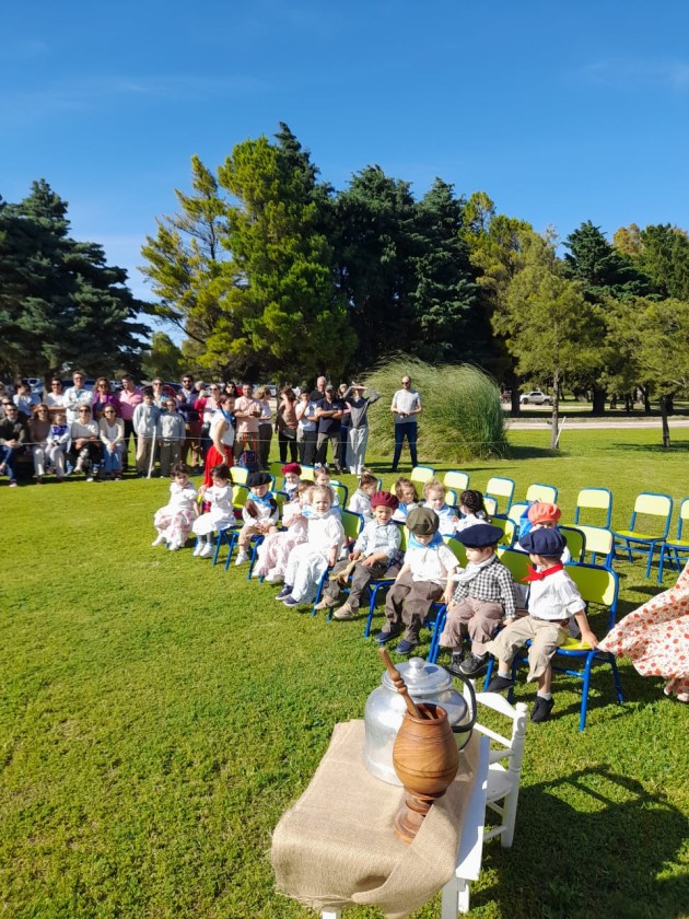 Entre pañuelos y zapateos  los más chiquitos conmemoran El Día de la Tradición