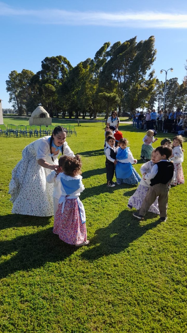 Entre pañuelos y zapateos  los más chiquitos conmemoran El Día de la Tradición