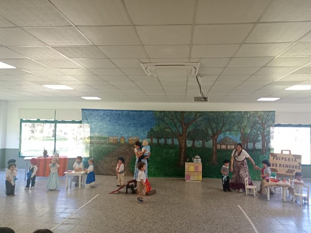 Entre pañuelos y zapateos  los más chiquitos conmemoran El Día de la Tradición