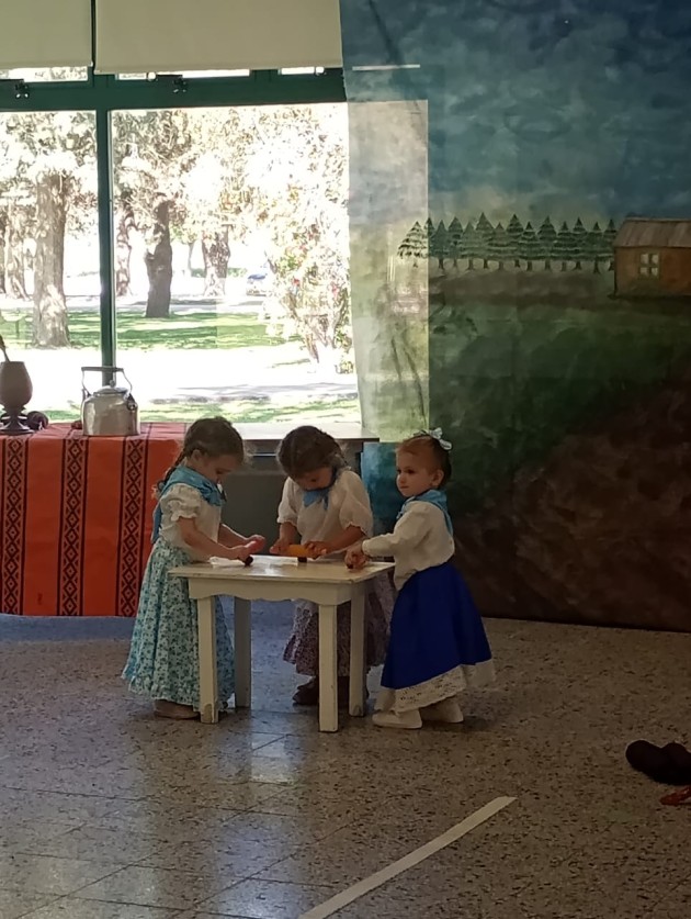 Entre pañuelos y zapateos  los más chiquitos conmemoran El Día de la Tradición