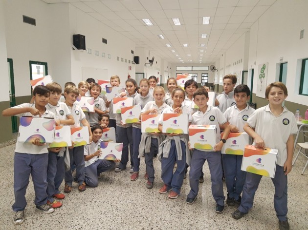 Entrega de libros a alumnos - Santillana Entrega de libros a alumnos - Santillana