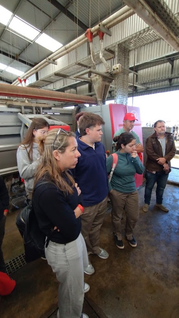 Futuros Técnicos Agropecuarios visitan sistema robotizado de ordeñe