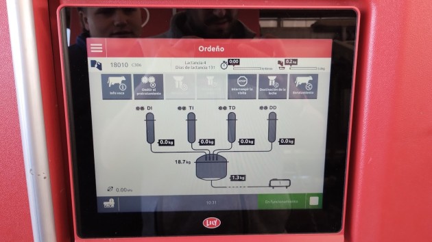 Futuros Técnicos Agropecuarios visitan sistema robotizado de ordeñe