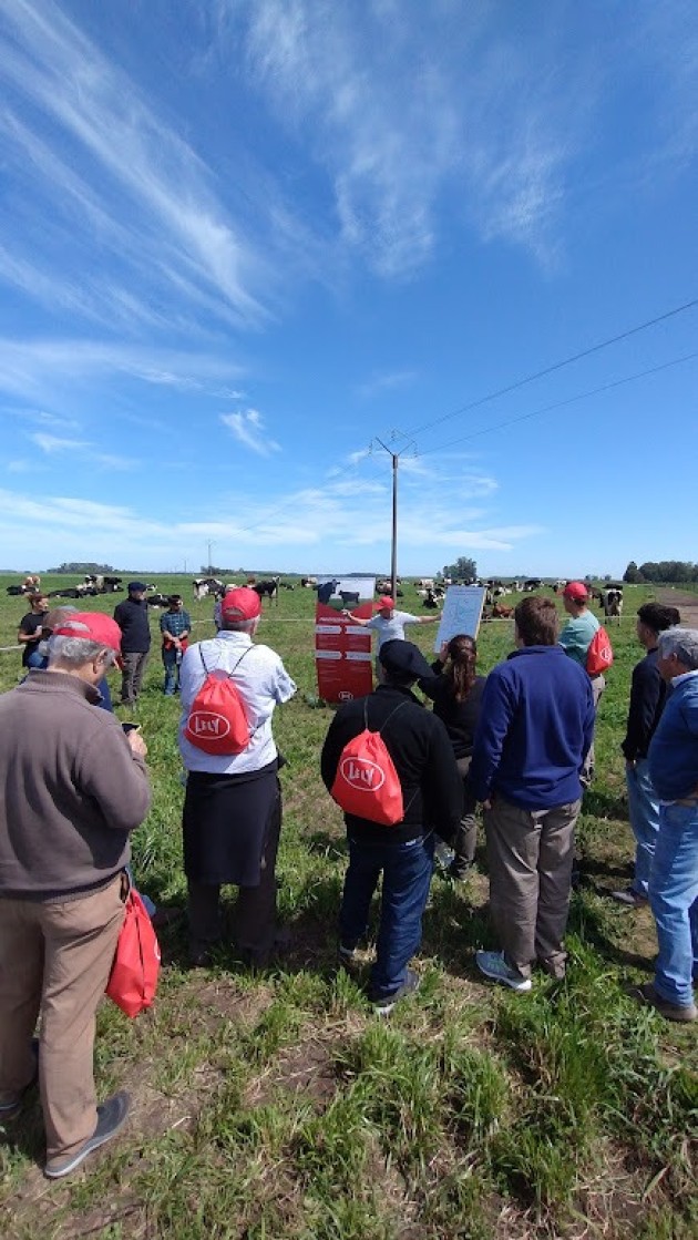 Futuros Técnicos Agropecuarios visitan sistema robotizado de ordeñe