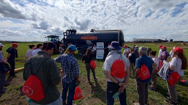 Futuros Técnicos Agropecuarios visitan sistema robotizado de ordeñe