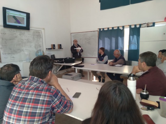 Jornada taller de capacitación sobre sustentabilidad y agroecología de precisión a cargo de docentes de la EATA Jornada taller de capacitación sobre sustentabilidad y agroecología de precisión a cargo de docentes de la EATA