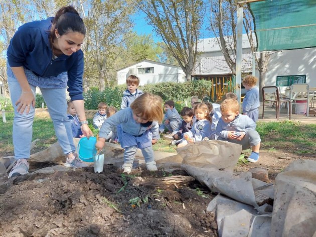 La exploración del ambiente natural y social La exploración del ambiente natural y social