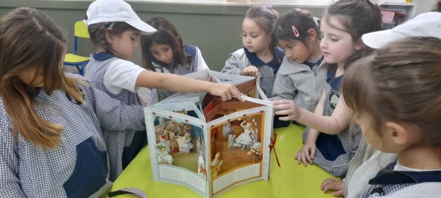 La valija de libros sorprendentes llegó a la EATA La valija de libros sorprendentes llegó a la EATA