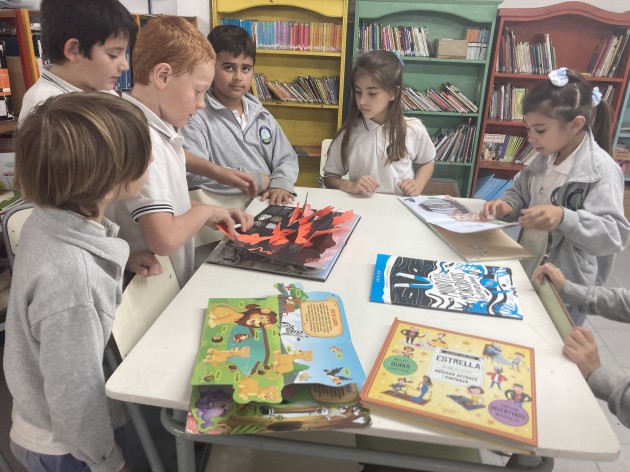 La valija de libros sorprendentes llegó a la EATA La valija de libros sorprendentes llegó a la EATA