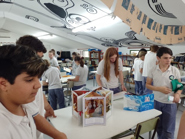 La valija de libros sorprendentes llegó a la EATA La valija de libros sorprendentes llegó a la EATA