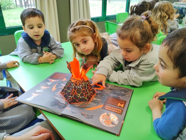 La valija de libros sorprendentes llegó a la EATA La valija de libros sorprendentes llegó a la EATA