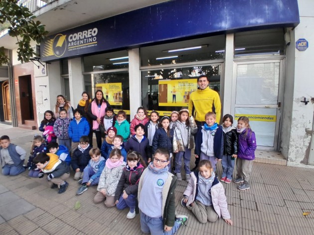 Los alumnos de 1 A, B y C visitaron el correo Los alumnos de 1 A, B y C visitaron el correo