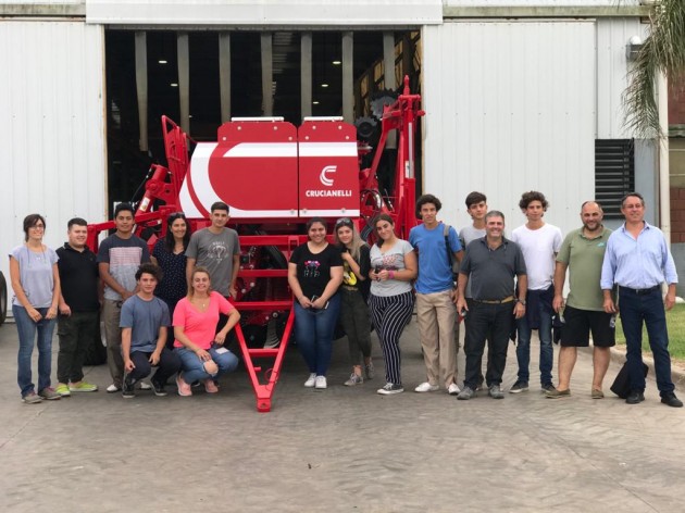 Los alumnos de 7mo. Año de la EATA visitan la fábrica Crucianelli S.A. en Armstrong, Santa Fe Los alumnos de 7mo. Año de la EATA visitan la fábrica Crucianelli S.A. en Armstrong, Santa Fe
