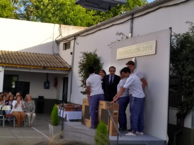 Los egresados donaron dos Smart TV a la EATA Los egresados donaron dos Smart TV a la EATA