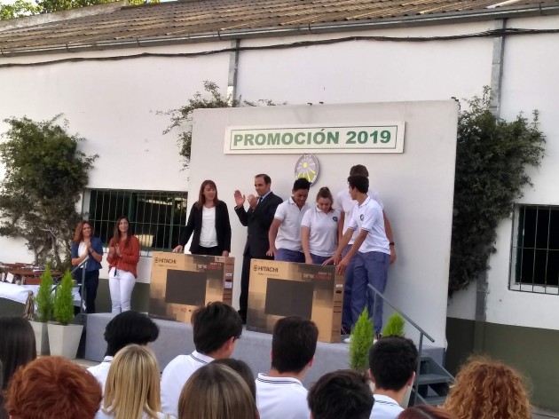 Los egresados donaron dos Smart TV a la EATA Los egresados donaron dos Smart TV a la EATA
