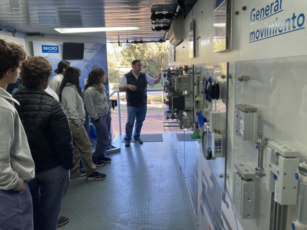 Micro, Ingenio y Pasión: El Expo Móvil de MICRO Automación llegó a la escuela Micro, Ingenio y Pasión: El Expo Móvil de MICRO Automación llegó a la escuela