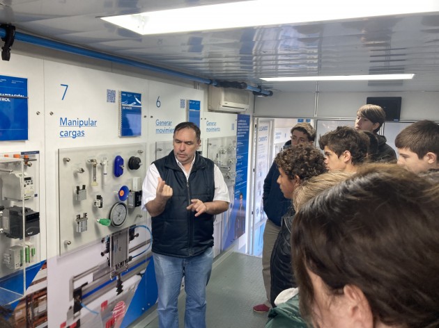 Micro, Ingenio y Pasión: El Expo Móvil de MICRO Automación llegó a la escuela Micro, Ingenio y Pasión: El Expo Móvil de MICRO Automación llegó a la escuela