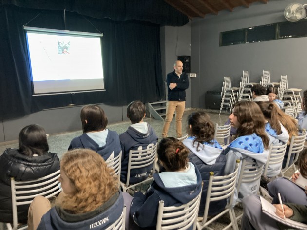 Nicolás Cafaro, egresado de la EATA, compartió con alumnos su experiencia profesional en la Universidad de Nebraska Nicolás Cafaro, egresado de la EATA, compartió con alumnos su experiencia profesional en la Universidad de Nebraska