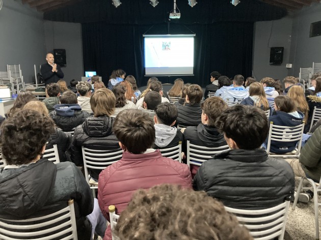 Nicolás Cafaro, egresado de la EATA, compartió con alumnos su experiencia profesional en la Universidad de Nebraska Nicolás Cafaro, egresado de la EATA, compartió con alumnos su experiencia profesional en la Universidad de Nebraska