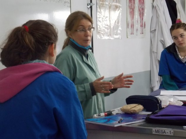 Trabajo monográfico de alumnas de la EATA recibe orientación de una especialista de la UNICEN Trabajo monográfico de alumnas de la EATA recibe orientación de una especialista de la UNICEN