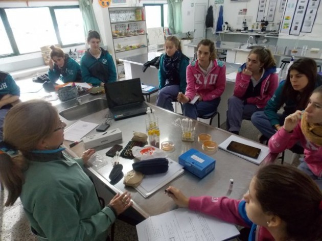 Trabajo monográfico de alumnas de la EATA recibe orientación de una especialista de la UNICEN Trabajo monográfico de alumnas de la EATA recibe orientación de una especialista de la UNICEN