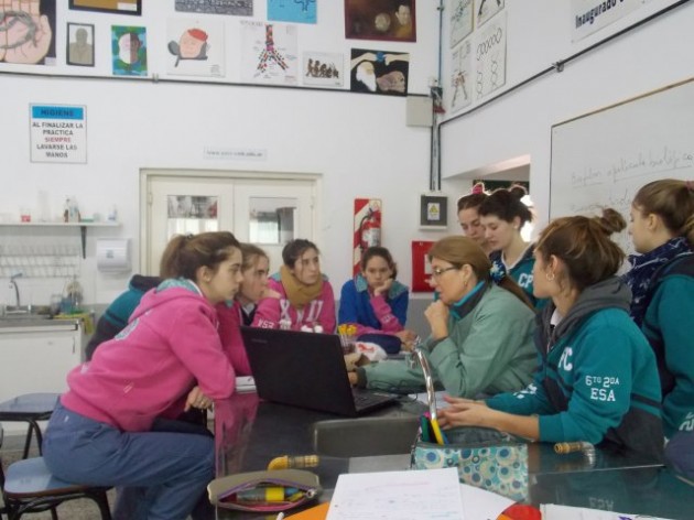 Trabajo monográfico de alumnas de la EATA recibe orientación de una especialista de la UNICEN Trabajo monográfico de alumnas de la EATA recibe orientación de una especialista de la UNICEN